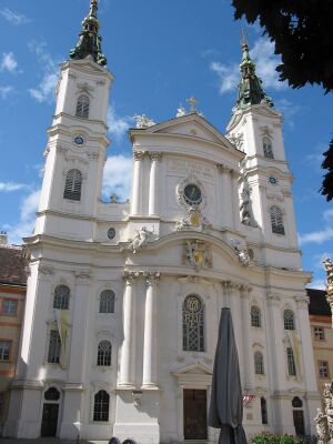 Piaristenkirche Maria Treu.jpg