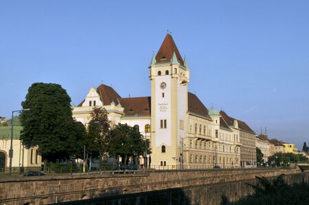 Bauwerke des 13. Bezirks KiwiThek