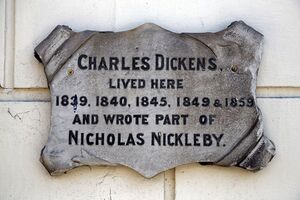 Charles Dickens Gedenktafel.jpg